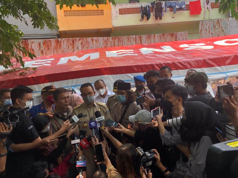 Gubernur DKI Jakarta Anies Baswedan aat meninjau lokasi kebakaran di Pasar Gembrong, Jakarta Timur, Senin (25/4). 