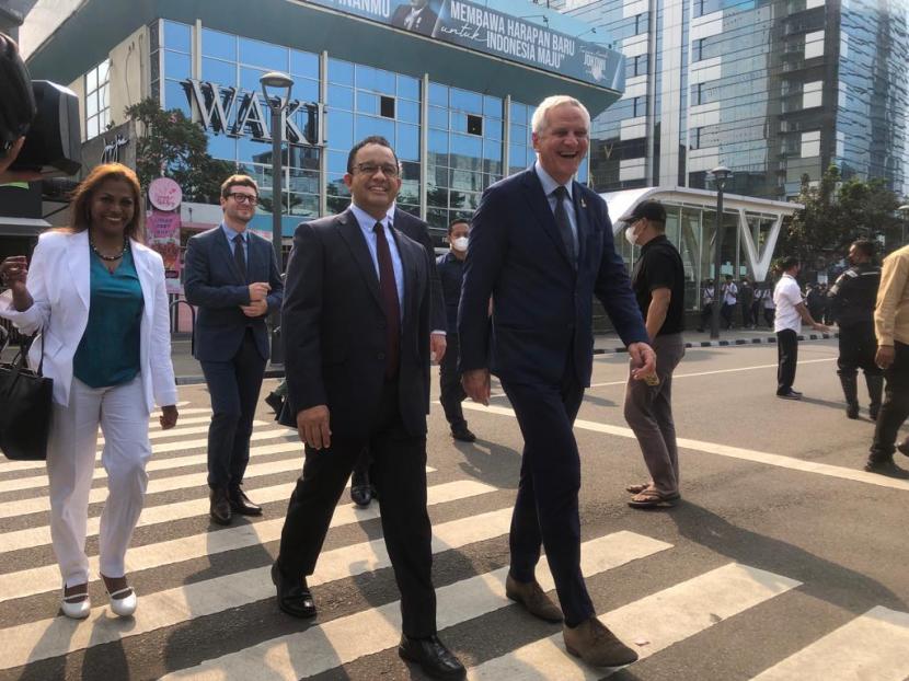 Gubernur DKI Jakarta Anies Baswedan ajak catwalk Dubes Uni Eropa hingga Wakil Presiden Bank Investasi Eropa ke SCBD Dukuh Atas, Jakarta Pusat, Selasa (19/7). 