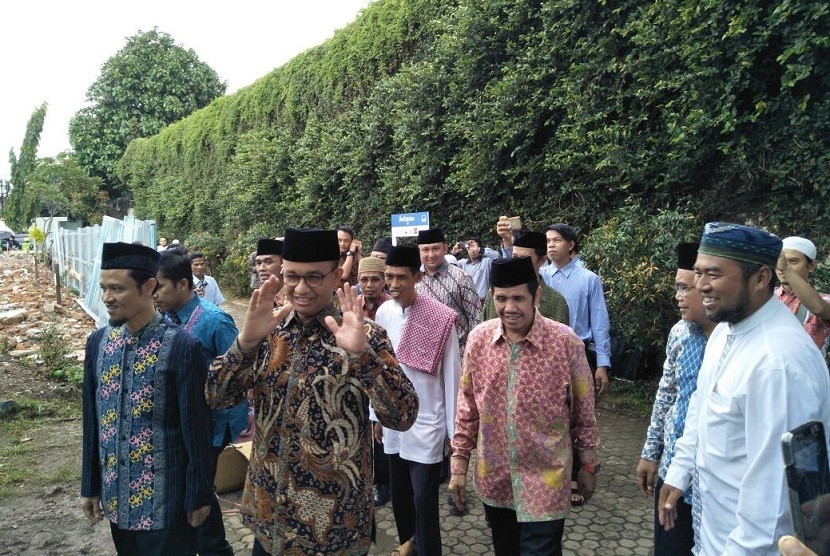 Gubernur DKI Jakarta, Anies Baswedan (baju batik cokelat) menghadiri peletakan batu pertama pembangunan Gedung Dakwah Hidayatullah dan Masjid Abdul Karim, di Jalan Cipinang Cempedak I, Jakarta Timur, Sabtu (3/2). 