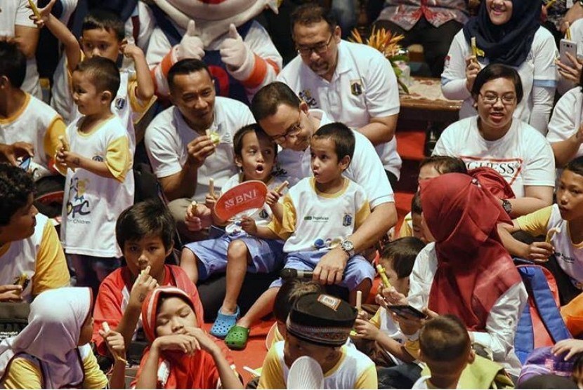 Gubernur DKI Jakarta Anies Baswedan bersama anak-anak.