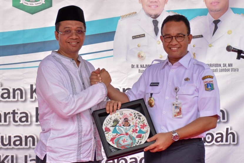 Gubernur DKI Jakarta Anies Baswedan bersama Gubernur NTB Zulkieflimansyah dalam penyerahan bantuan dari Pemprov DKI Jakarta di Lombok Utara, NTB, Jumat (4/1).