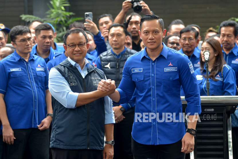  Anies Baswedan bersama Ketua Umum Partai Demokrat Agus Harimurti Yudhoyono (AHY) berjabat tangan usai memberikan keterangan di kantor DPP Partai Demokrat, Jakarta, Jumat (7/10/2022). Silahturahmi Anies-AHY tersebut membahas soal dinamika politik jelang Pilpres 2024. 