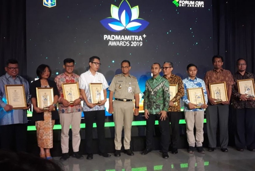 Gubernur DKI Jakarta Anies Baswedan bersama para penerima Padmamitra+ Award.