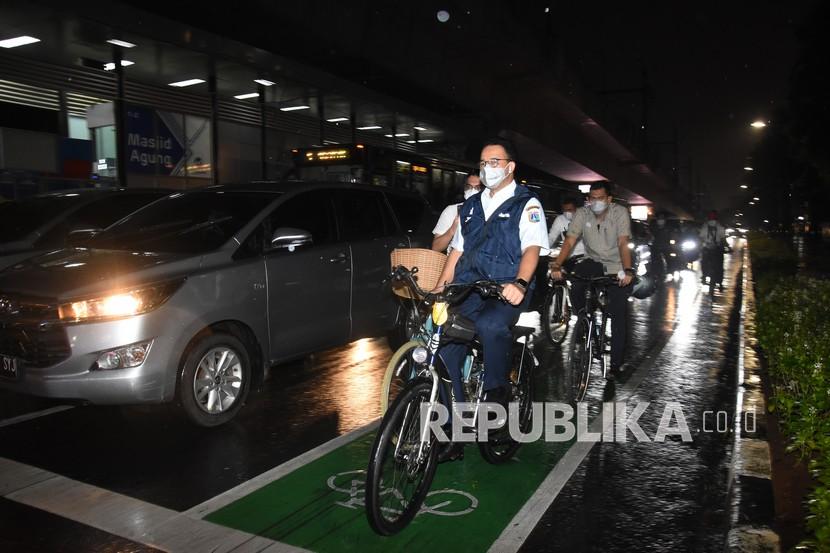 Gubernur DKI Jakarta Anies Baswedan bersepeda usai pulang kantor saat melintas di Jalan Sisingamangaraja, Jakarta, Rabu (2/6/2021). Kegiatan tersebut dalam rangka menyambut Hari Sepeda Sedunia yang diperingati tiap tanggal 3 Juni.