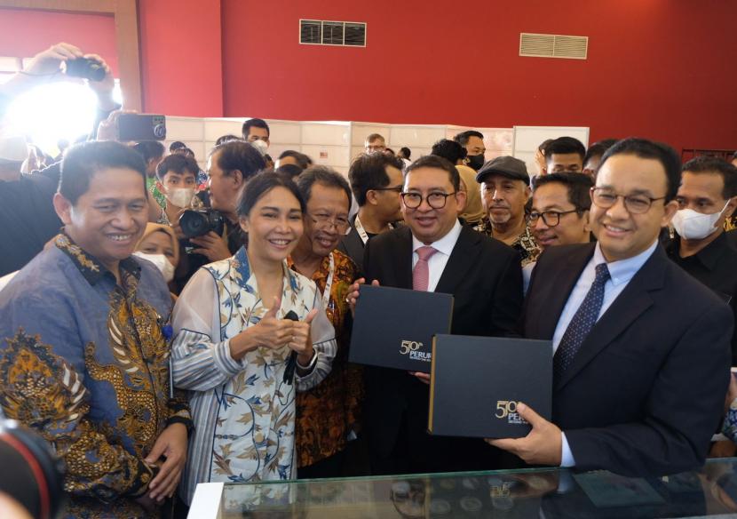 Gubernur DKI Jakarta, Anies Baswedan dan Ketua Perkumpulan Filatelis Indonesia (PFI), Fadli Zon mengunjungi booth Peruri melihat-lihat Prangko Hybrid Augmented Reality.