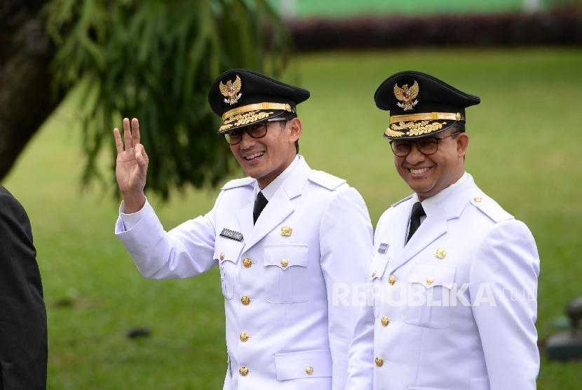 Gubernur DKI Jakarta Anies Baswedan dan Wagub DKI Jakarta Sandiaga Uno menuju Istana Merdeka, Jakarta, Senin (16/10). 