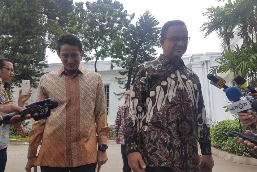 Gubernur DKI Jakarta Anies Baswedan dan Wakil Gubernur DKI Jakarta, Sandiaga Uno saat tiba di Istana Negara untuk bertemu dengan Presiden Joko Widodo, Rabu (25/10).