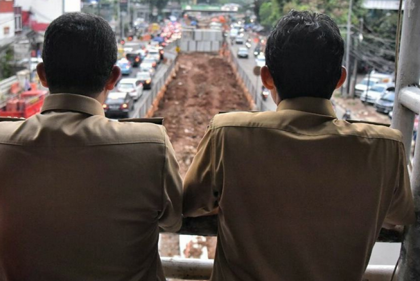 Gubernur DKI Jakarta Anies Baswedan dan Wakil Gubernur Jakarta, Sandiaga Uno sedang melihat proyek pembangunan underpass Kuningan-Mampang, Jakarta.