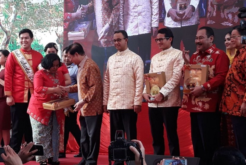 Gubernur DKI Jakarta Anies Baswedan dan Wakil Gubernur Sandiaga Uno menghadiri perayaan Festival Cap Go Meh di kawasan Pecinan Jalan Pancoran Mangga Besar, Glodok, Jakarta Barat, Sabtu (3/2).