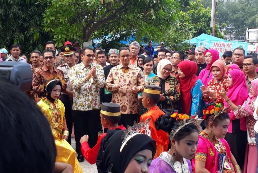 Gubernur DKI Jakarta, Anies Baswedan didampingi Istrinya Fery Farhati langsung disambut tarian khas suku Bugis, Indologo saat tiba di Pulau Pramuka, Kabupaten Kepulauan Seribu, Sabtu (11/11). 