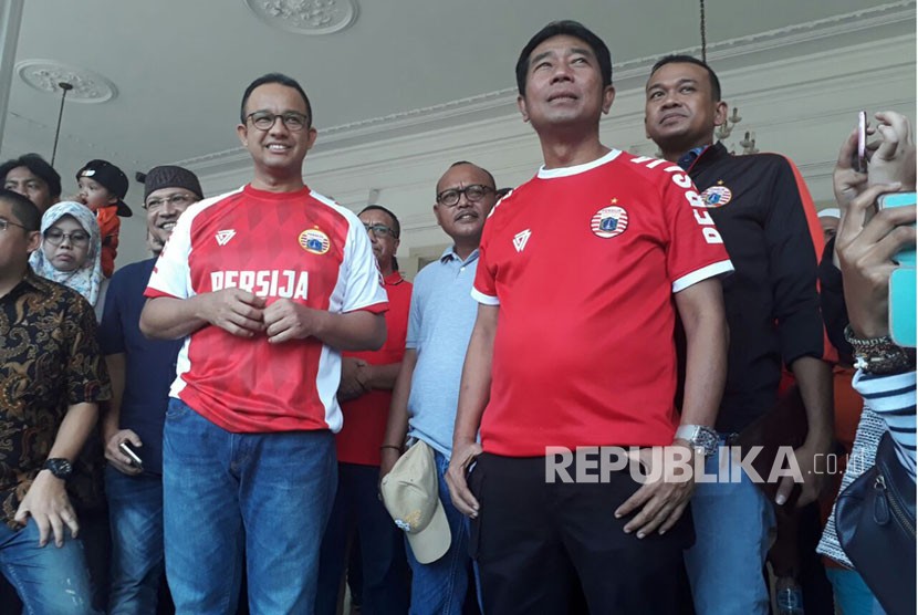 Gubernur DKI Jakarta Anies Rasyid Baswedan bersama anggota Komisi VII DPR Abraham Lunggana alias Haji Lulung di Balai Kota DKI, Ahad (18/2). 