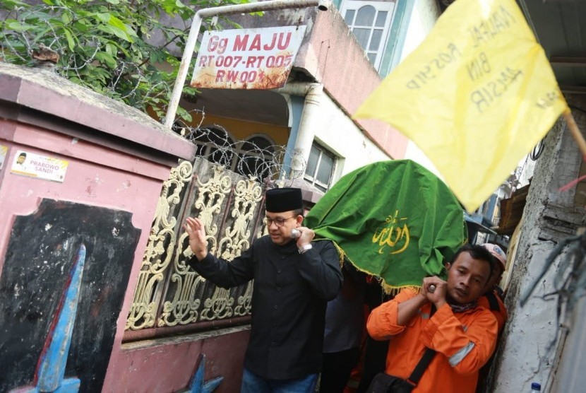 Gubernur DKI Jakarta Anies Baswedan ikut memikul keranda jenazah Naufal Rasyid, petugas PPSU DKI korban tabrak lari.