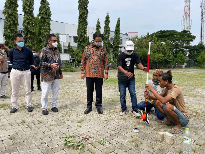 Gubernur DKI Jakarta Anies Baswedan kala meninjau pembangunan masjid At Tabayyun di Taman Vila Meruya Indah, di Jakarta Barat, beberapa waktu lalu.