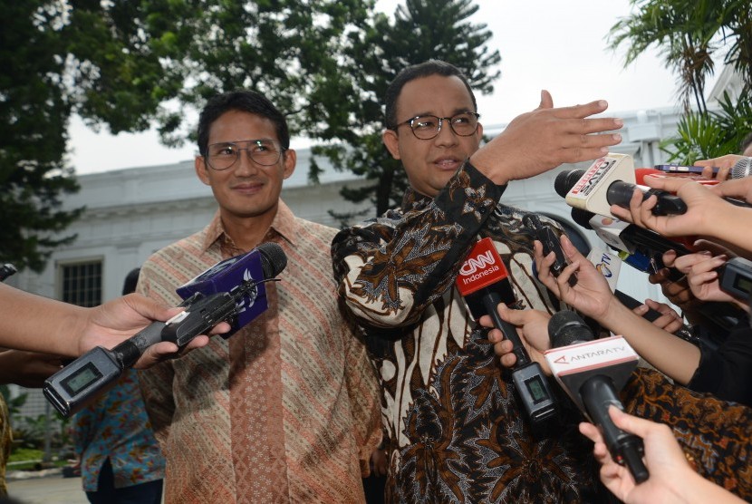 Gubernur DKI Jakarta Anies Baswedan (kanan) dan Wakil Gubernur Sandiaga Uno.