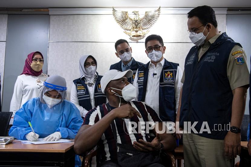 Gubernur DKI Jakarta Anies Baswedan (kanan) didampingi Ketua Umum Kamar Dagang dan Industri (Kadin) Indonesia Arsjad Rasjid (kedua kanan) beserta jajaran berbincang dengan seorang Warga Negara Asing (WNA) penerima vaksin COVID-19 di Balai Kota DKI Jakarta, Jakarta, Selasa (24/8/2021). Sebanyak 300 WNA menjalani vaksinasi dosis pertama yang difasilitasi oleh Pemprov DKI Jakarta dan Kamar Dagang dan Industri DKI Jakarta. 