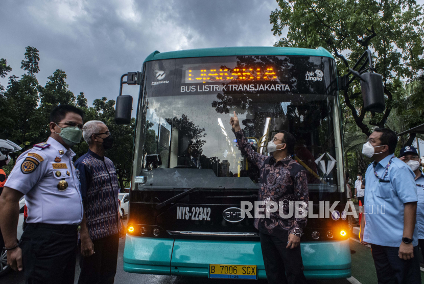 Gubernur DKI Jakarta Anies Rasyid Baswedan bersama Kepala Dinas Perhubungan Provinsi DKI Syafrin Liputo dalam peluncuran bus listrik Transjakarta di depan Balai Kota DKI, Jakarta Pusat, Selasa (8/3/2022).  