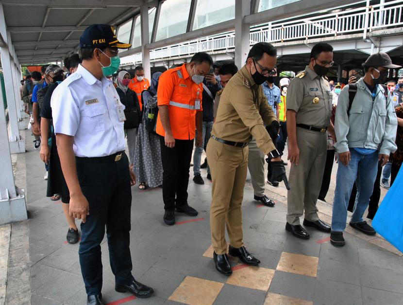 Gubernur DKI Jakarta Anies Rasyid Baswedan, Wali Kota Bogor Bima Arya Sugiarto, dan Dirut PT KAI Didiek Hartantyo meninjau Stasiun Bogor, Senin (15/6) pagi WIB.