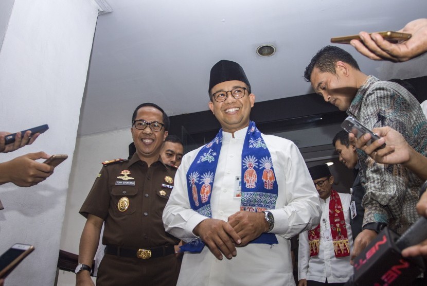 Gubernur DKI Jakarta Anies Baswedan (kedua kiri) 