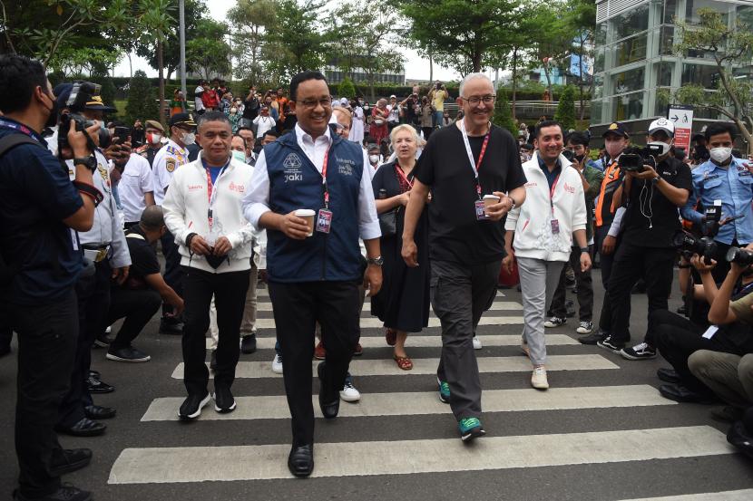 Gubernur DKI Jakarta Anies Baswedan (kedua kiri) bersama para delegasi U20 Mayors Summit melintas di Zebra Cross Dukuh Atas saat Jakarta City Tour di Jakarta, Senin (29/8/2022). Anies menjelaskan akar masalah Jakarta saat ini.