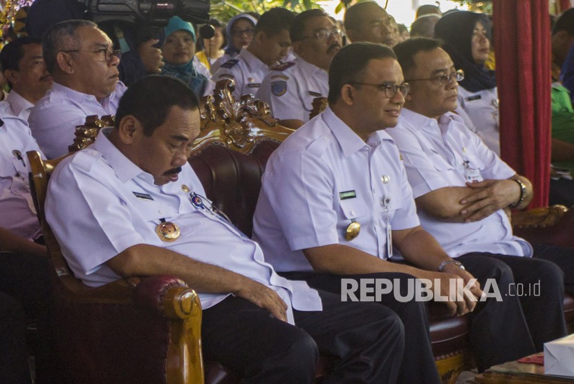 Gubernur DKI Jakarta Anies Baswedan (kedua kiri) bersama Wali Kota Jakarta Barat Anas Effendi (kiri) 