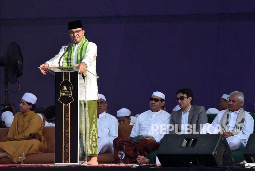 Gubernur DKI Jakarta Anies Baswedan (kedua kiri)
