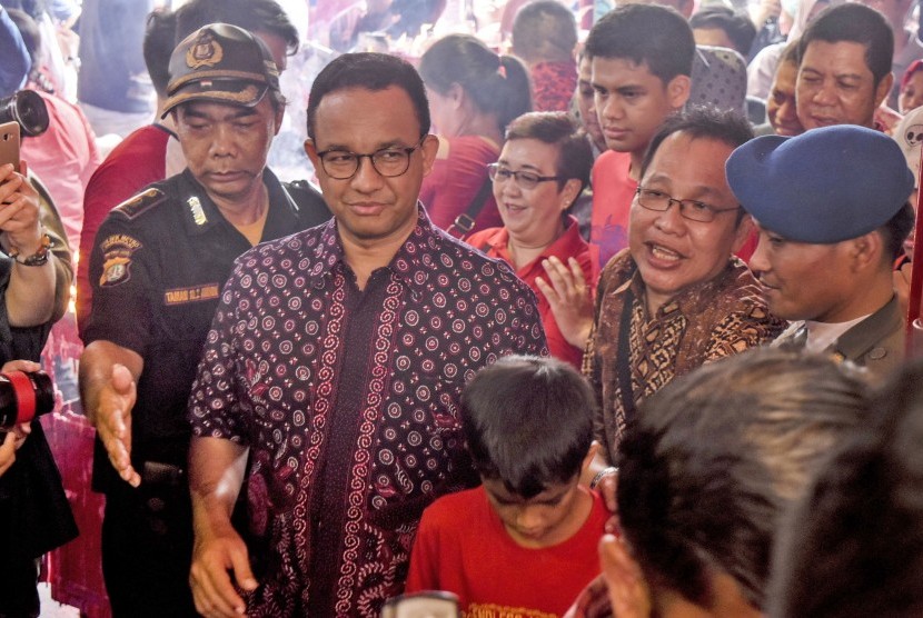Gubernur DKI Jakarta Anies Baswedan (kedua kiri) mengunjungi Vihara Dharma Bhakti, Petak Sembilan, Jakarta, Selasa (5/2/2019).