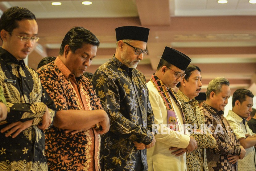 Gubernur DKI Jakarta Anies Baswedan (keempat kanan) dan Dubes Inggris untuk Indonesia Moazzam Malik (ketiga kiri) beserta jamaah lainnya melaksanakan Salat Jumat di Masjid Fatahillah, kompleks Balai Kota DKI Jakarta, Jumat (26/10/2018).