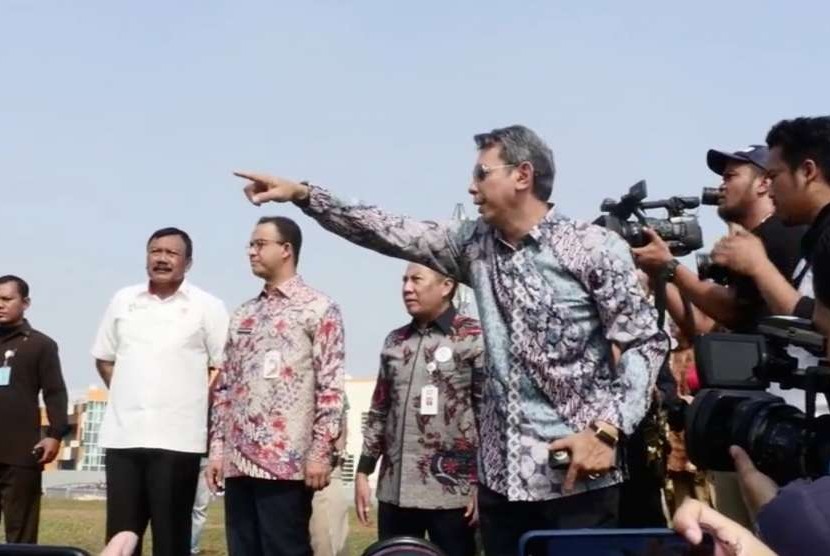 Gubernur DKI Jakarta, Anies Baswedan (ketiga kiri)