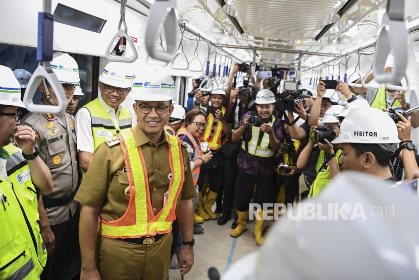 Gubernur DKI Jakarta Anies Baswedan (ketiga kiri) meninjau kereta Mass Rapid Transit (MRT) Jakarta rute Bundaran HI-Lebak Bulus di Stasiun Bundaran HI, Jakarta, Senin (10/12/2018).