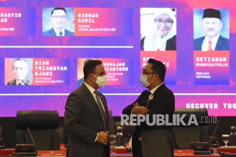 Gubernur DKI Jakarta Anies Baswedan (kiri) berbincang dengan Gubernur Jawa Barat Ridwan Kamil (kanan)
