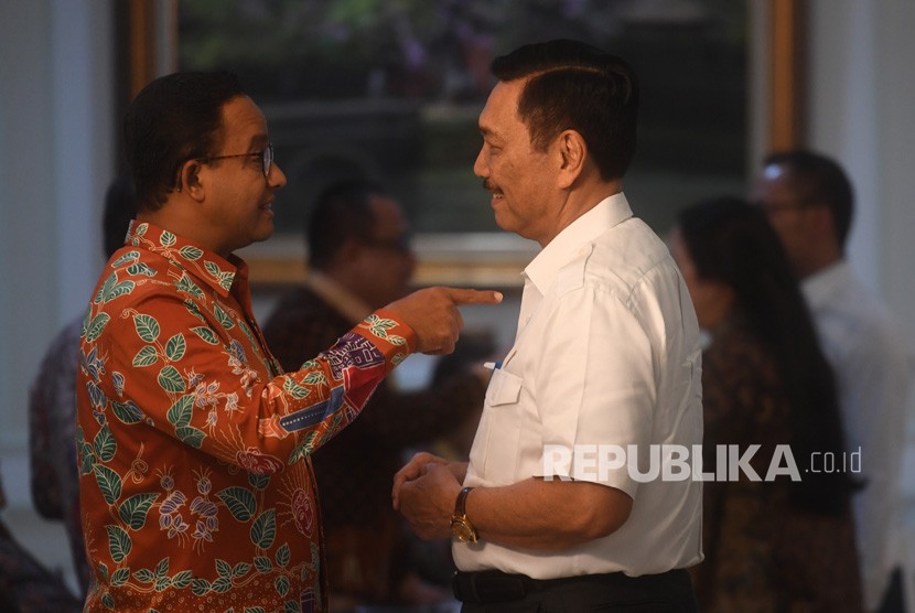 Gubernur DKI Jakarta Anies Baswedan (kiri) berbincang dengan Menko Kemaritiman Luhut Pandjaitan (kanan) sebelum mengikuti rapat terbatas di Kantor Presiden, Jakarta, Selasa (8/1/2019). 