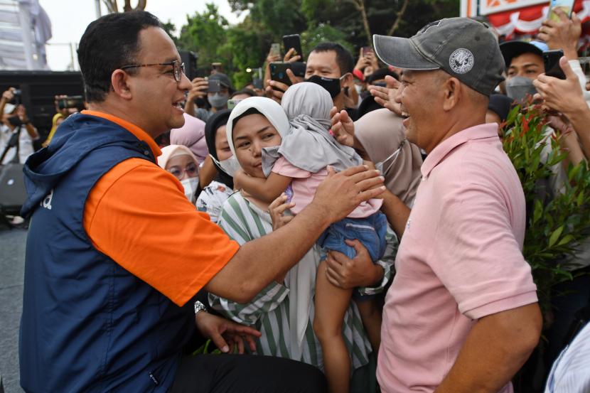 Gubernur DKI Jakarta Anies Baswedan (kiri) berdialog dengan sejumlah warga.