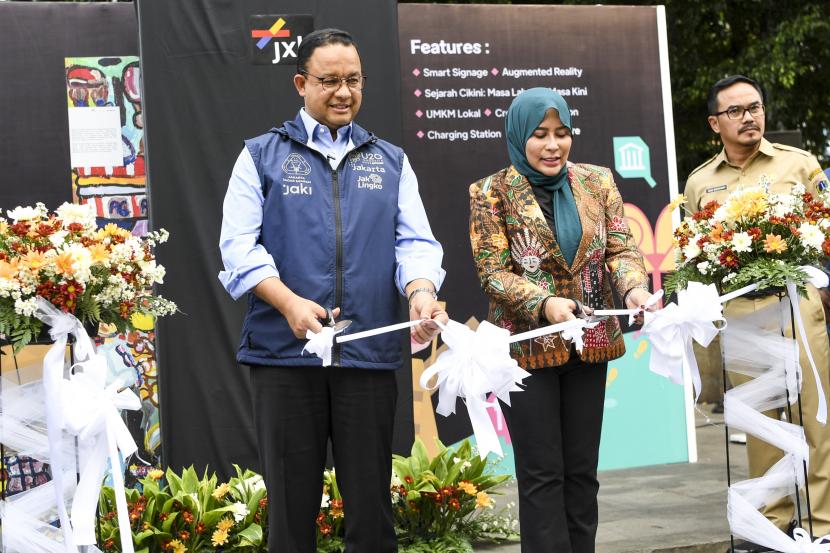 Gubernur DKI Jakarta Anies Baswedan (kiri) bersama Direktur Utama 