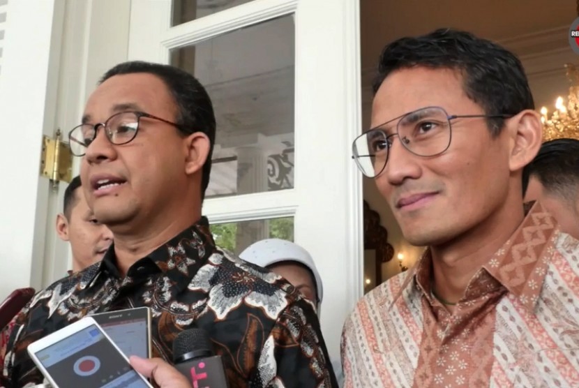 Gubernur DKI Jakarta Anies Baswedan (kiri) dan Wakilnya, Sandiaga Uno (kanan)
