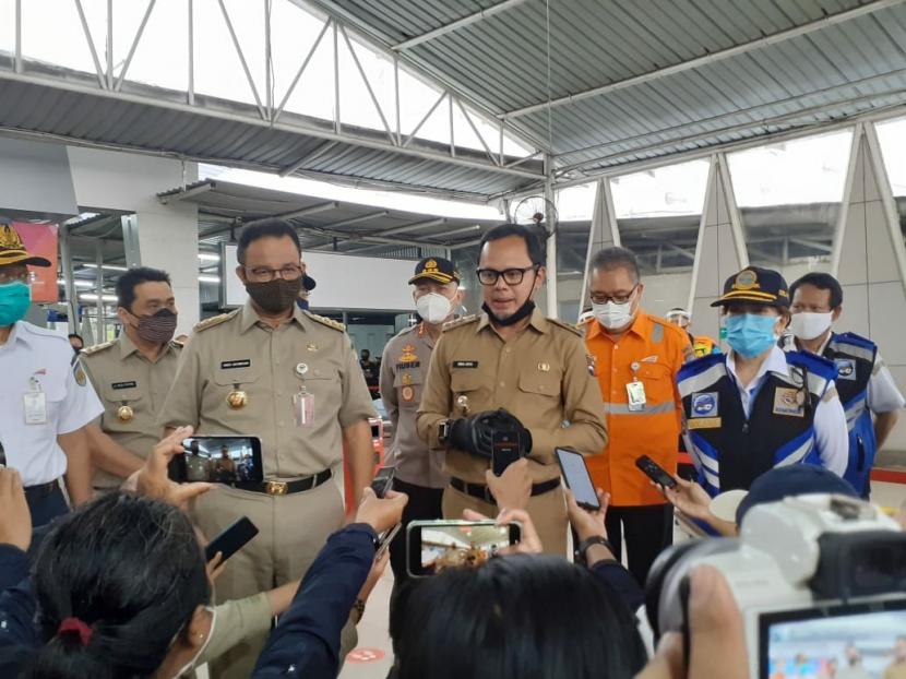 Gubernur DKI Jakarta Anies Baswedan (kiri) dan Wali Kota Bogor Bima Arya Sugiarto (kanan) meninjau penumpang KRL di Stasiun Bogor, Senin (15/6).