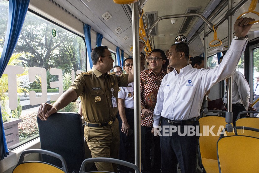 Gubernur DKI Jakarta Anies Rasyid Baswedan (kiri) menjajal bus listrik yang akan dioperasikan PT Transjakarta.