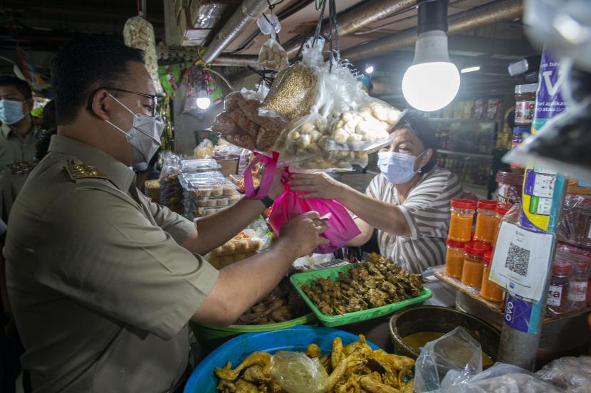 Gubernur DKI Jakarta Anies Baswedan (kiri) membeli bahan makanan saat peninjauan pasokan dan harga sembako di Pasar Mayestik, Kebayoran Baru, Jakarta (ilustrasi). 