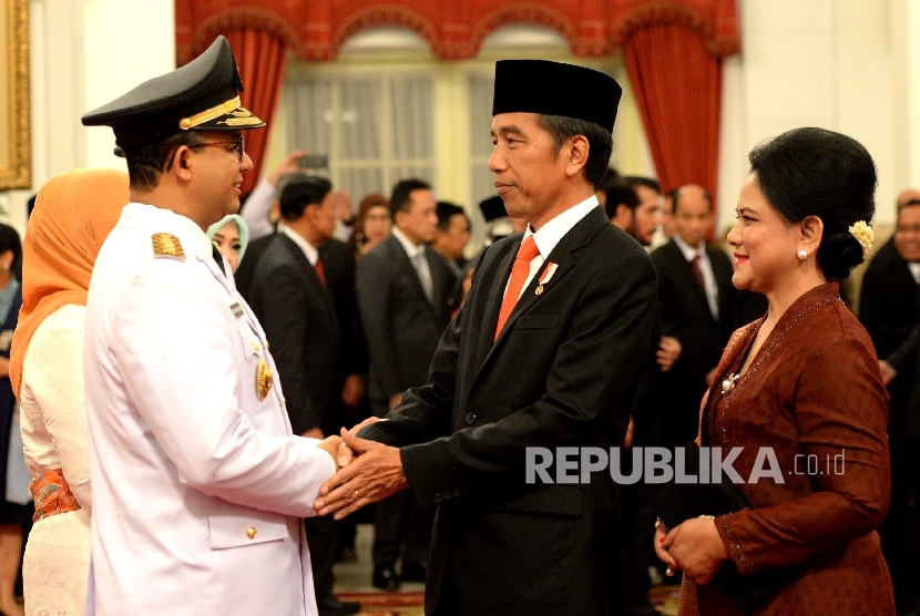 Gubernur DKI Jakarta Anies Baswedan (kiri) menerima ucapan selamat dari Presiden Joko Widodo usai Upacara Pelantikan Gubernur DKI Jakarta di Istana Negara, Jakarta, Senin (16/10). 