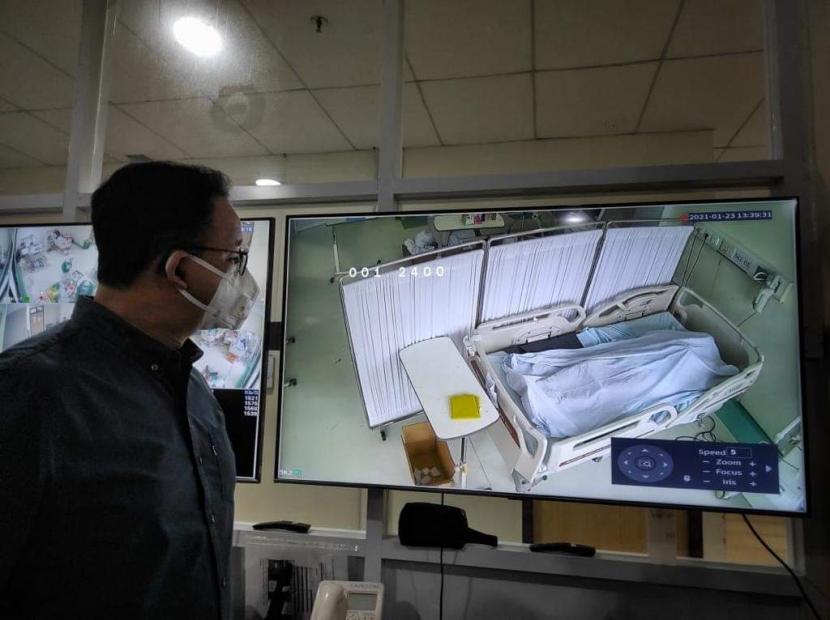 Gubernur DKI Jakarta Anies Baswedan, lewat rekaman kamera CCTV, menyaksikan seorang pasien Covid-19 meregang nyawa di ruang ICU RSUD Cengkareng, Jakarta Barat, Ahad (24/1). 