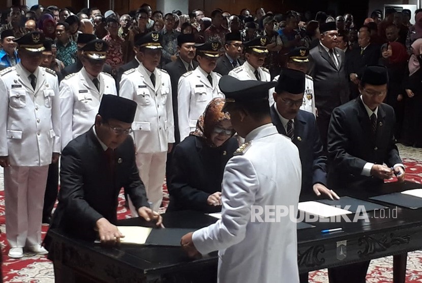 Gubernur DKI Jakarta Anies Baswedan melantik lima wali kota administrasi dan bupati Kepulauan Seribu serta beberapa pejabat eselon II di Balai Kota, Kamis (5/7).