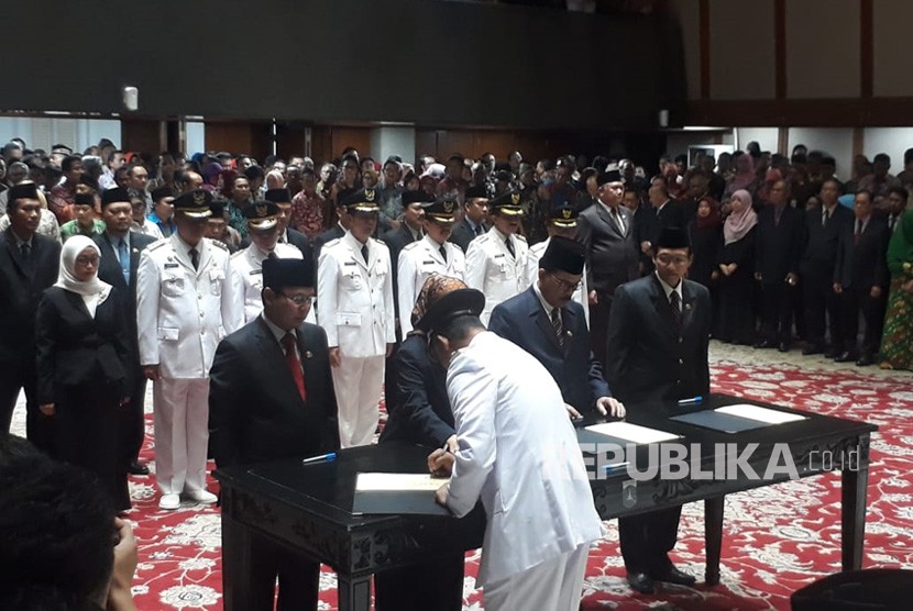 Gubernur DKI Jakarta Anies Baswedan melantik lima wali kota administrasi dan bupati Kepulauan Seribu serta beberapa pejabat eselon II di Balai Kota, Kamis (5/7).