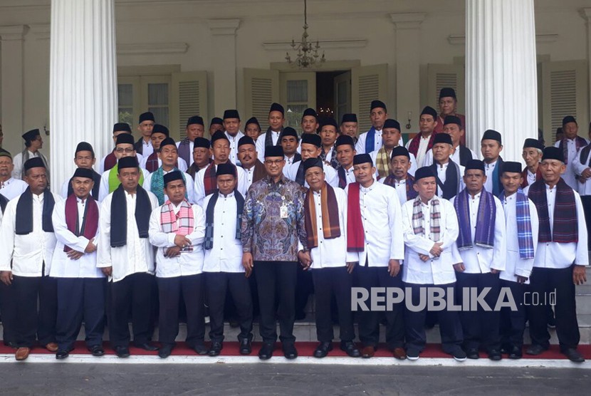 Gubernur DKI Jakarta Anies Baswedan melepas 147 marbot masjid se-DKI untuk berangkat umrah ke Mekkah di Balai Kota, Kamis (7/12).