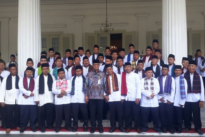 Gubernur DKI Jakarta Anies Baswedan melepas 147 marbot masjid di seluruh Ibu Kota untuk berangkat umrah ke Makkah, Kamis (7/12).