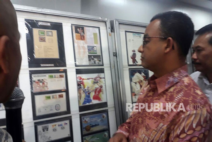 Gubernur DKI Jakarta Anies Baswedan meluncurkan prangko Asian Games 2018 di Gedung Pos Ibu Kota, Jakarta Pusat, Kamis (15/2).