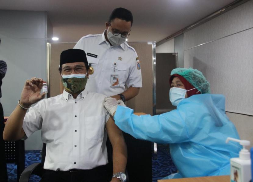 Gubernur DKI Jakarta Anies Baswedan memantau kegiatan vaksinasi para ulama dan pemuka agama di Balai Kota, Rabu (30/6). 