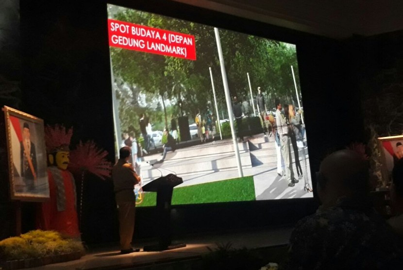 Gubernur DKI Jakarta Anies Baswedan memaparkan konsep baru penataan jalan dan trotoar Sudirman-Thamrin di Balai Kota, Selasa (6/3).