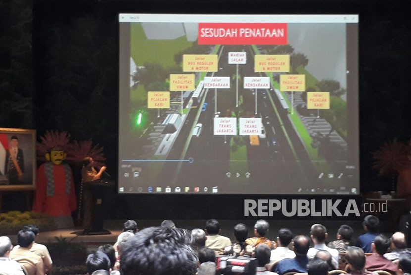 Gubernur DKI Jakarta Anies Baswedan memaparkan konsep baru penataan jalan dan trotoar Sudirman-Thamrin di Balai Kota, Selasa (6/3).