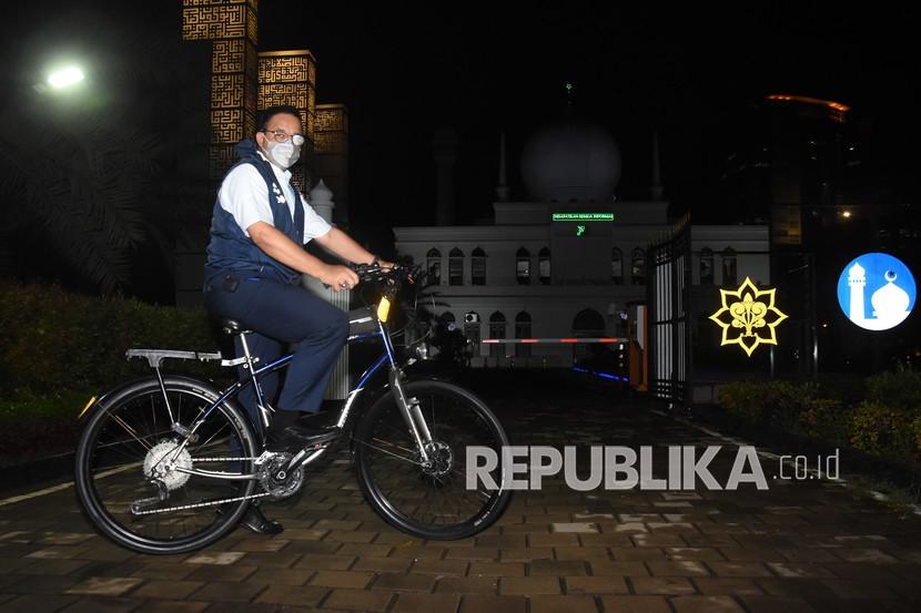 Gubernur DKI Jakarta Anies Rasyid Baswedan memasuki Masjid Al-Azhar untuk beribadah disela bersepeda usai pulang kantor di Jalan Sisingamangaraja, Jakarta, Rabu (2/6/2021). 