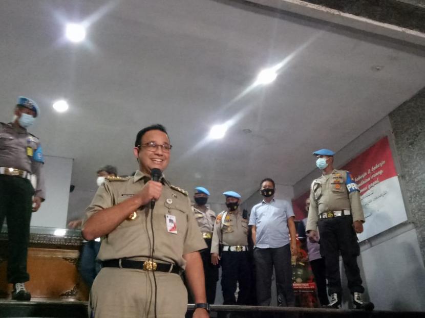 Gubernur DKI Jakarta, Anies Baswedan memberikan keterangan pers usai diperiksa di Polda Metro Jaya, Selasa (17/11).