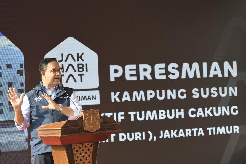 Gubernur DKI Jakarta Anies Baswedan memberikan sambutan saat peresmian Kampung Susun Produktif di Cakung, Jakarta Timur, Kamis (25/8/2022). Kampung susun itu dibangun oleh Pemprov DKI Jakarta untuk 75 keluarga korban penggusuran di Bukit Duri pada 2016.